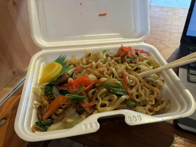 比嘉さんから焼きそばをもらう