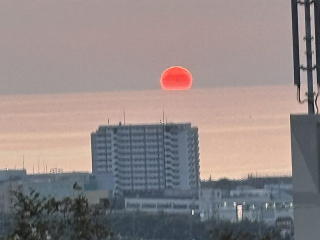 茜色の夕日